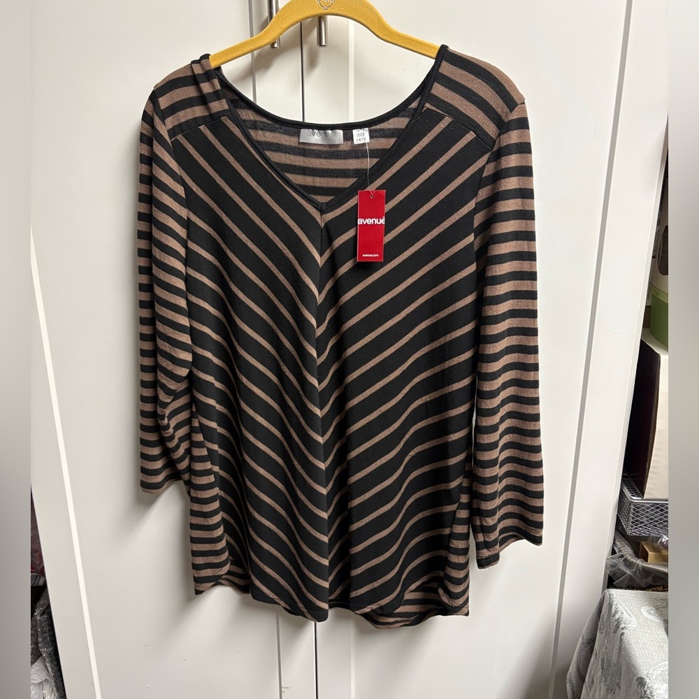Avenue Three quarter sleeve v-neck Top Size 14/16